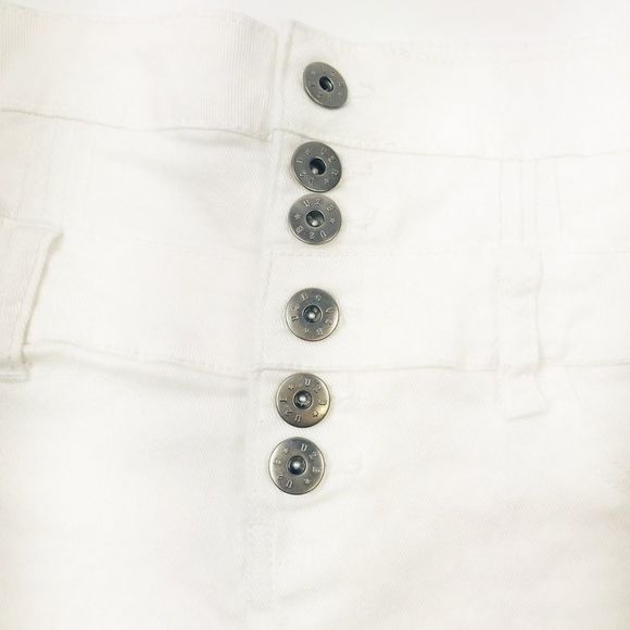 High rise white Urban Basics 6-button shorts - 7 - Picture 7 of 9